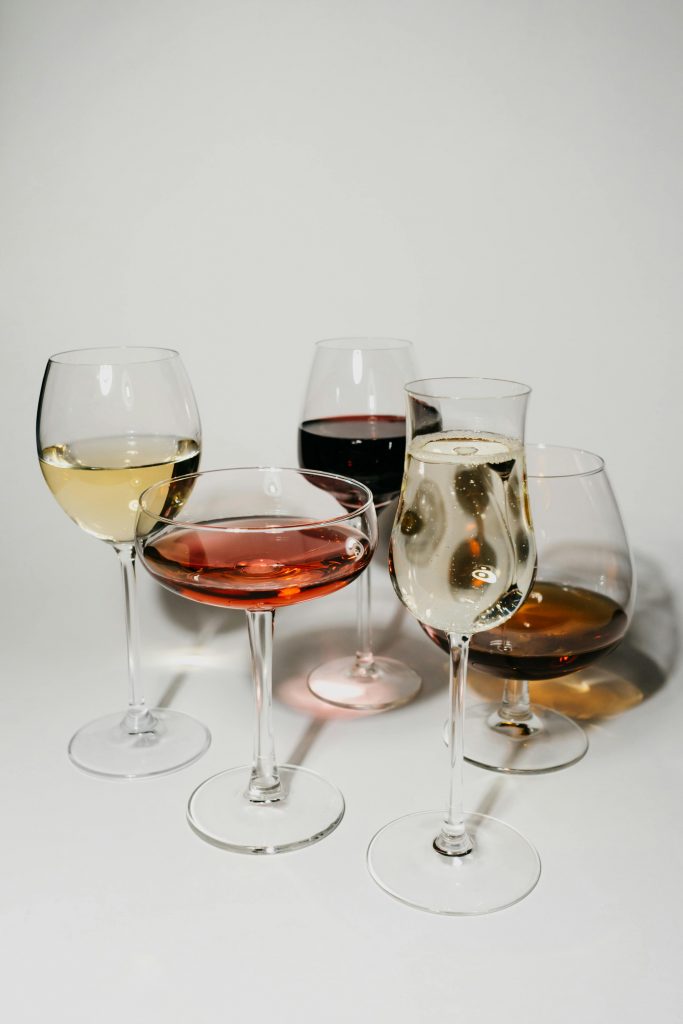 Los vinos de Jerez son vinos fortificados, lo que significa que se les añade alcohol durante la fermentación para detenerla y aumentar su contenido de alcohol. Esto les da un sabor único y distintivo que los diferencia de otros vinos.
